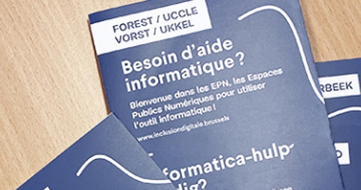 Des brochures présentent les Espaces Publics Numériques disponibles dans plusieurs communes de la Région Bruxelloise
