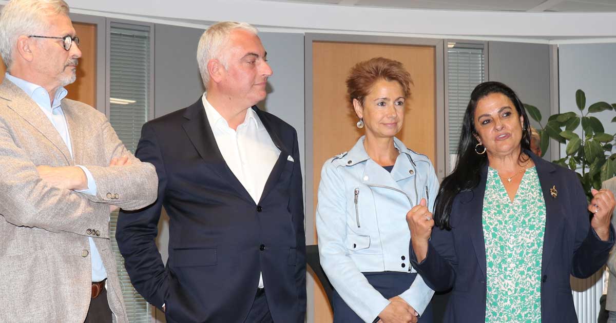 Op deze foto staan, van rechts naar links, Mariam El Hamidine, Claire Vandevivere en Jean-Pierre Van Laethem. Zij hebben alle drie de eed afgelegd als burgemeester aan de minister van Plaatselijke Besturen van het Brussels Hoofdstedelijk Gewest, Bernard Clerfayt.